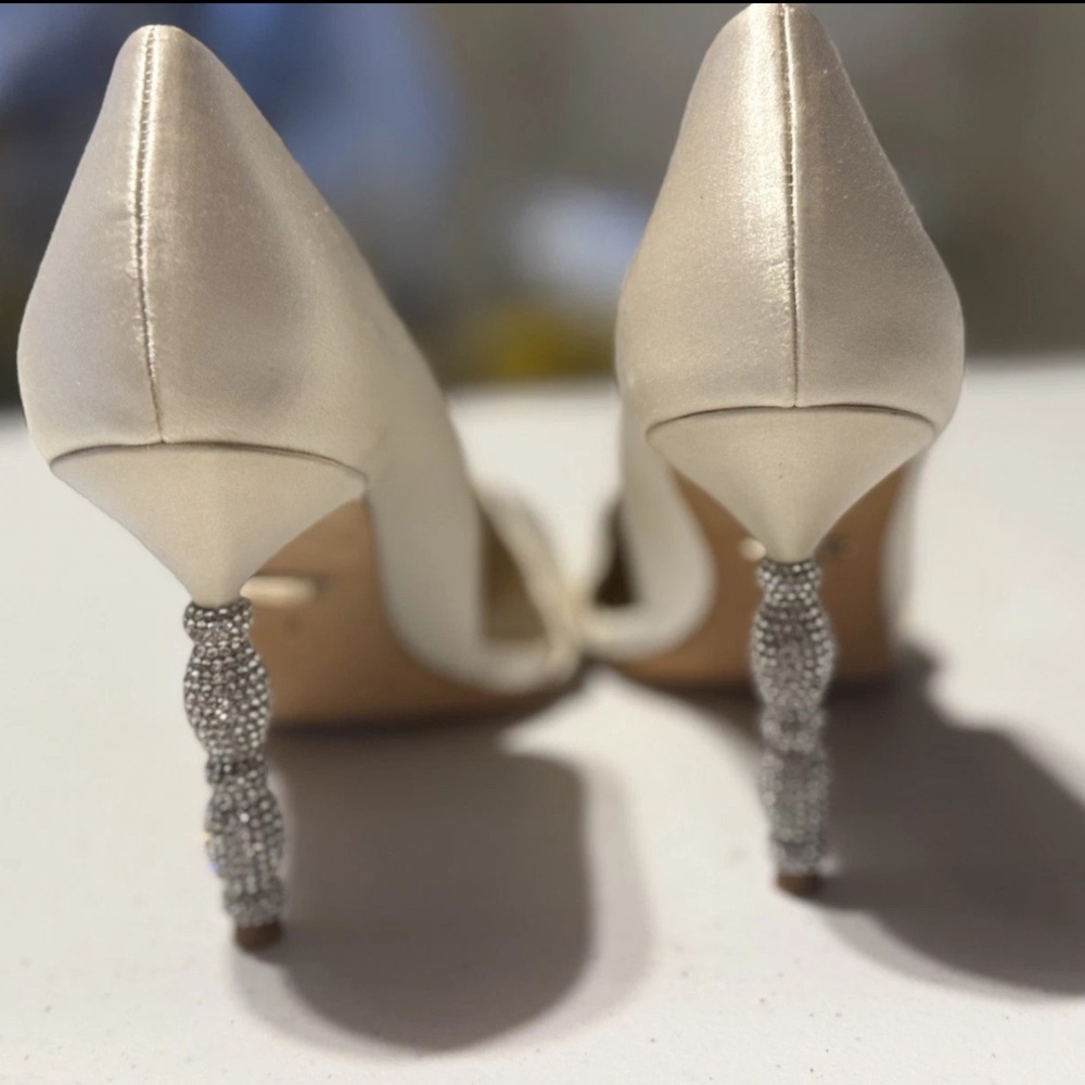 Badgley Mischka emily pointed toe pumps in off white beige Size 7